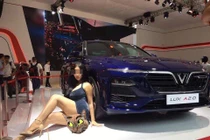 Người mẫu “xôi thịt” bên ô tô Vinfast đỏ mắt dân mạng là ai?