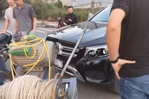 Tông vào xế xịn tiền tỉ, được chủ xe đưa cho 5 triệu