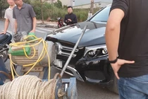 Tông vào xế xịn tiền tỉ, được chủ xe đưa cho 5 triệu