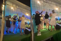 Đi đường gặp đám cưới, cô gái nhập tiệc "quẩy" cực sung