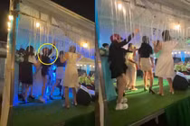 Đi đường gặp đám cưới, cô gái nhập tiệc "quẩy" cực sung