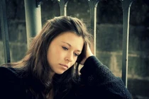 Kiểm tra cặp sách của con nhìn thấy tập tranh vẽ, mẹ đơn thân đau đớn