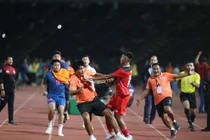 Thái Lan và Indonesia biến sân cỏ thành võ đài chung kết SEA Game