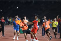 Thái Lan và Indonesia biến sân cỏ thành võ đài chung kết SEA Game