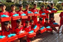 Văn Toàn thể hiện chuẩn Rich Kid khi tặng quà đàn em