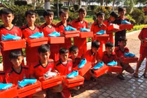 Văn Toàn thể hiện chuẩn Rich Kid khi tặng quà đàn em