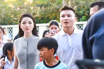 Đi ăn cưới Đoàn Văn Hậu, bạn gái Quang Hải có "giao diện" lạ