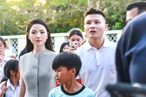 Đi ăn cưới Đoàn Văn Hậu, bạn gái Quang Hải có "giao diện" lạ