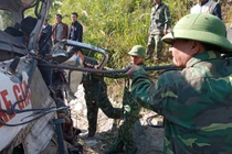 Xe chở cán bộ TT tình thương đâm vào vách núi dùng biển giả, hết đăng kiểm?