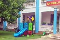 Hà Nội: Kẹt đầu khi chơi cầu trượt, bé trai gần 3 tuổi tử vong thương tâm