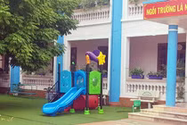 Hà Nội: Kẹt đầu khi chơi cầu trượt, bé trai gần 3 tuổi tử vong thương tâm