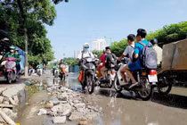 Hà Nội: Dân chật vật với con đường “không mưa cũng ngập”
