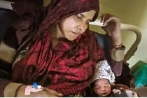 Bị đám đông hành hung dã man, thai phụ vẫn sinh con như phép màu 