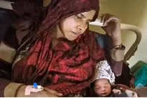 Bị đám đông hành hung dã man, thai phụ vẫn sinh con như phép màu 