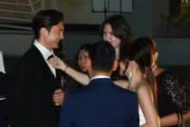 Đặng Văn Lâm "tình tứ" với bạn gái tại Quả bóng Vàng Việt Nam