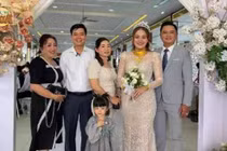 Lộ hình ảnh "thánh sún" Ngân Thảo đeo vàng "trĩu cổ" ngày cưới