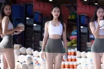 Diện đồ tập gym đi chợ, gái xinh làm netizen khó chấp nhận