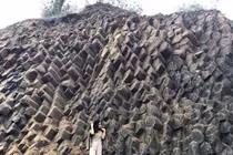 Phát lộ vỉa đá khổng lồ, đẹp tựa thắng cảnh Gành Đá Đĩa 