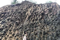 Phát lộ vỉa đá khổng lồ, đẹp tựa thắng cảnh Gành Đá Đĩa 