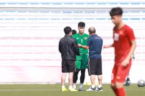 HLV Park Hang-seo "họp kín" Bùi Tiến Dũng trước bán kết SEA Game 30