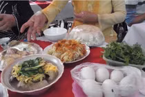 Bà mẹ tố đi ăn cỗ con chưa no cả mẫm vội chia đồ