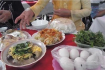 Bà mẹ tố đi ăn cỗ con chưa no cả mẫm vội chia đồ