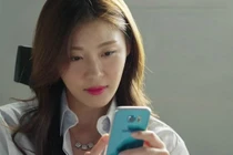 Chồng vừa về nhà đã lao đi tắm, vợ “ngã ngửa” khi đọc tin nhắn