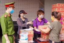 “ATM mì tôm” của bác sĩ và tình nguyện viên tặng cho người nghèo