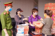 “ATM mì tôm” của bác sĩ và tình nguyện viên tặng cho người nghèo