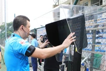 Cận cảnh trọng tài Việt lần đầu học vận hành công nghệ VAR