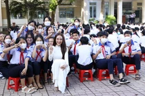 Gái xinh chuyển giới dạy tiếng Anh đang gây bão mạng là ai?