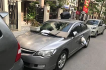 Đỗ xe thiếu ý thức đi chúc Tết, tài xế “tím mặt” khi nhận được quà