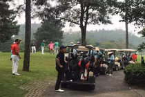 Xe điện nối đuôi nhau chở khách vào sân golf: Lãnh đạo huyện Tam Đảo nói gì?