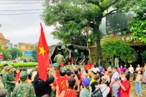 Người dân Yên Bái đổ ra đường tạm biệt các chiến sĩ bộ đội