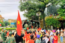 Người dân Yên Bái đổ ra đường tạm biệt các chiến sĩ bộ đội