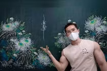 Biệt tài vẽ tranh bằng phấn sống động của thầy giáo cơ bắp