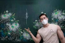 Biệt tài vẽ tranh bằng phấn sống động của thầy giáo cơ bắp