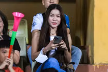 Bạn gái Đặng Văn Lâm xuất hiện trên khán đài, chiếm trọn spotlight