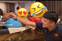 Lộ clip Văn Thanh được chăm như "ông hoàng" tại đội tuyển Việt Nam