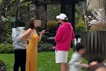 Hồn nhiên thay đồ nơi công cộng, gái xinh bị chỉ trích nặng nề