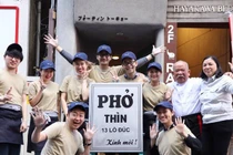 Xôn xao hình ảnh phở Thìn 190k/bát ở Nhật, khách xếp hàng đông nườm nượp