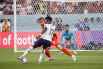 Lý giải cầu thủ đi tất rách tại World Cup 2022?