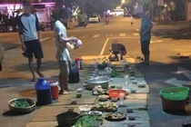 Trải cỗ liên hoan giữa đường, hình ảnh kỳ lạ khiến cả MXH xôn xao
