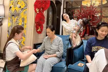 "Vú nuôi" nhà Đoàn Di Băng ung dung làm nail, chủ tự trông con