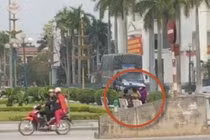 Vô tư diễn cảnh nóng giữa Quảng trường, cặp đôi bị nhắc vẫn không dừng