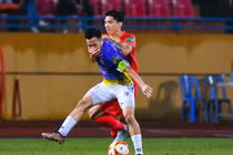 Va chạm với đồng đội cũ, Đoàn Văn Hậu lại nhận mưa chỉ trích