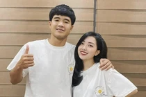 Nịnh vợ dẻo như Hà Đức Chinh, netizen cắp sách vở theo học