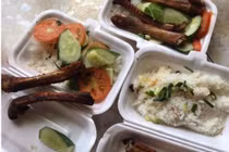 Đặt cơm sườn qua mạng, cô gái “giận tím mặt” khi thấy toàn “củi khô“