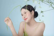 Nhan sắc chuẩn Hoa hậu của vợ tiền vệ CLB "phố núi" HAGL