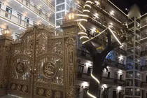 Khu nhà trọ xịn nhất Việt Nam với cánh cổng nhìn như lâu đài 